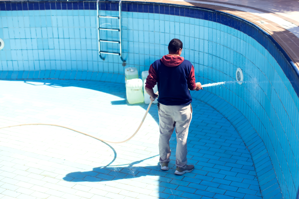 Pool Reinigung Mann Blau Fliesen