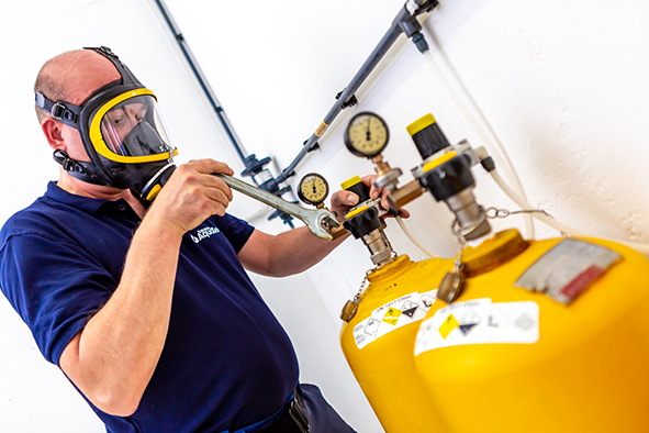 Gasmaske Mann Chlorflaschen Schwimmbadtechnik